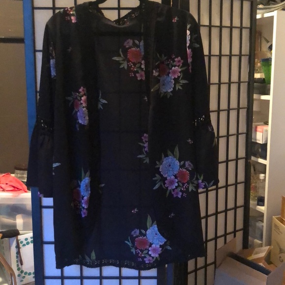 Beautiful floral kimono. - Picture 9 of 14